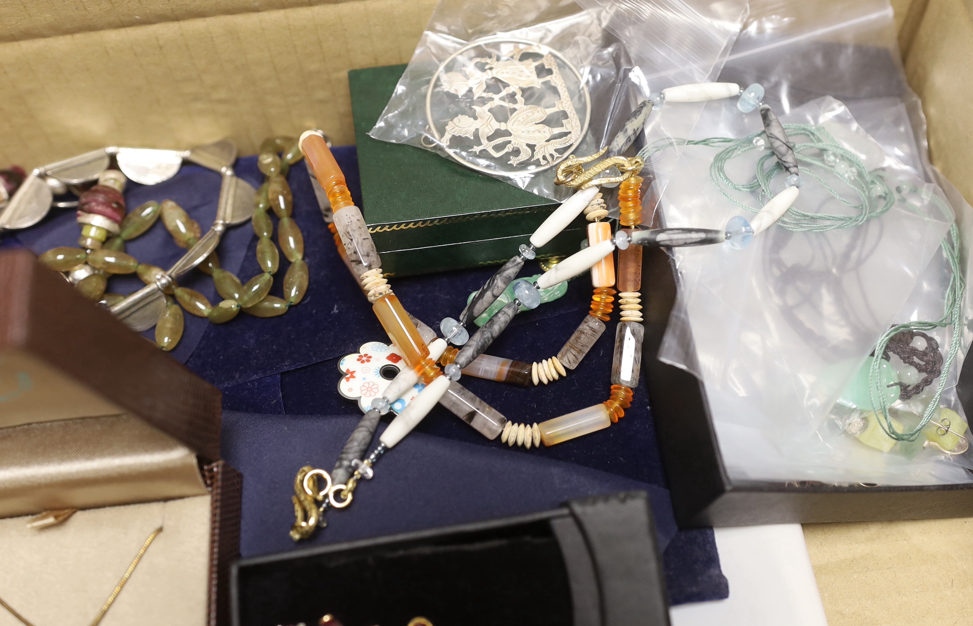 Sundry modern jewellery including moss agate necklace, earrings, necklets, earrings, etc.